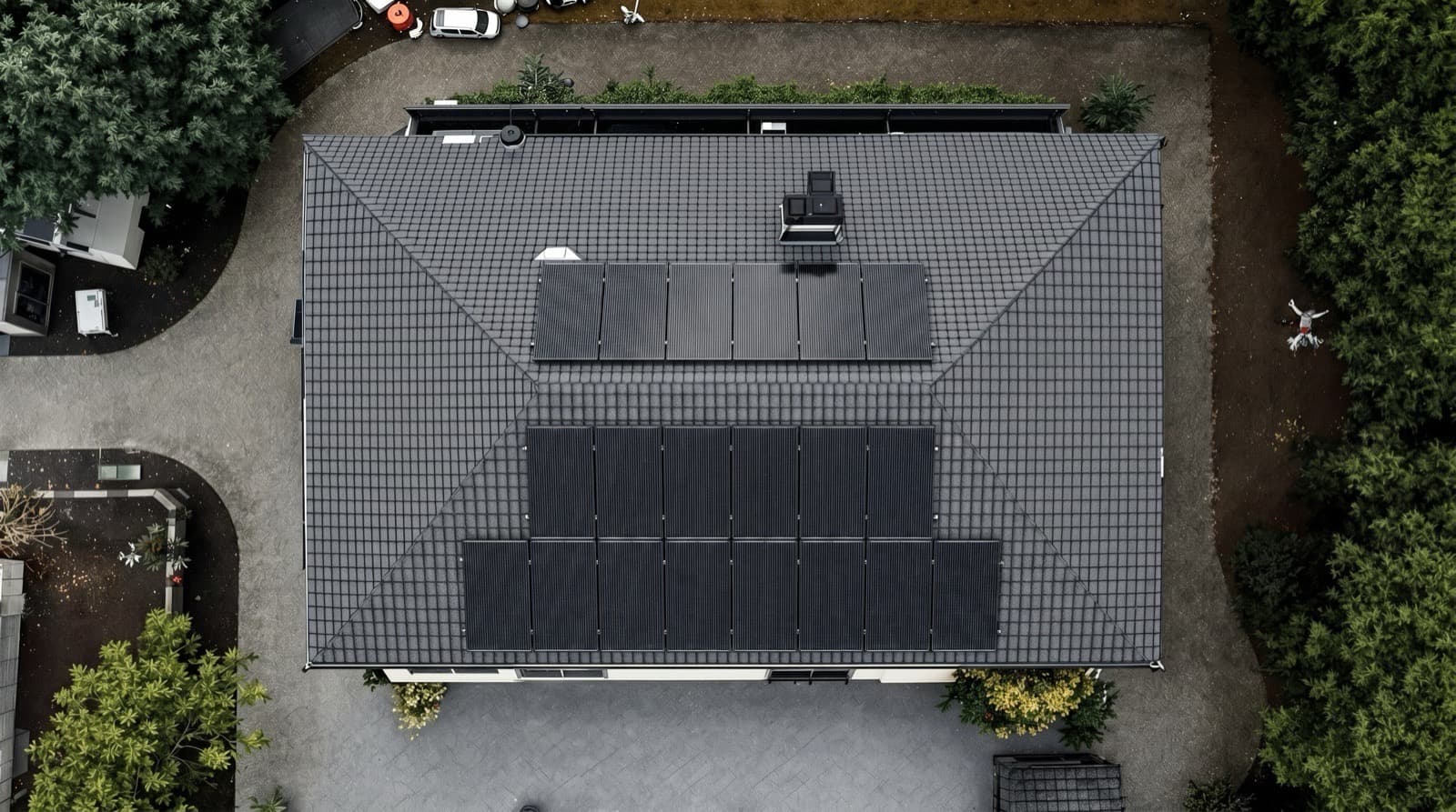 Dasselbe Dach mit zwei Reihen schwarzer Photovoltaik-Module auf der südlichen Dachfläche, sauber ausgerichtet
